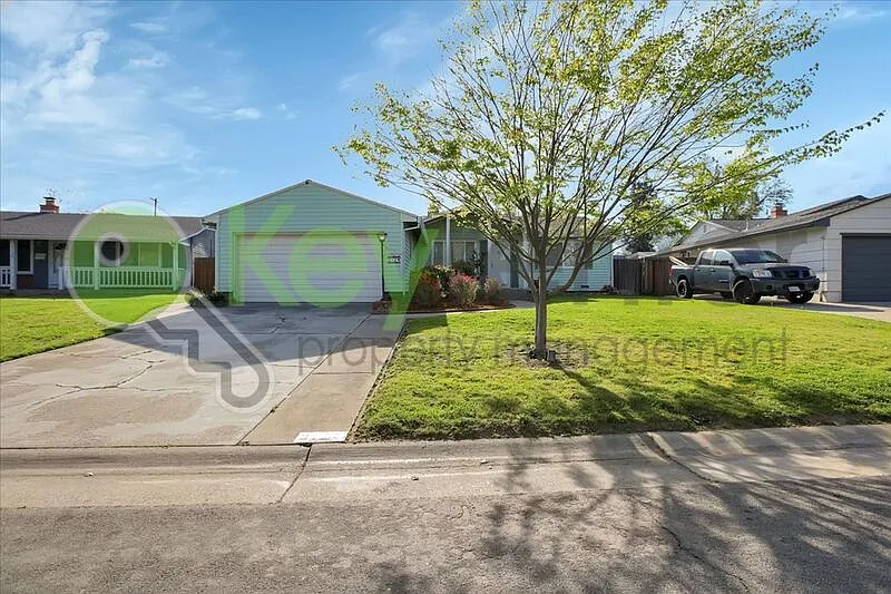 3 bed, 2.0 bath, 1168 sqft, $2,600 — Photo 2