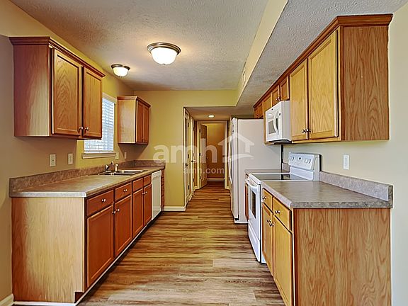 3rd image of 1665 Saint Andrews Dr