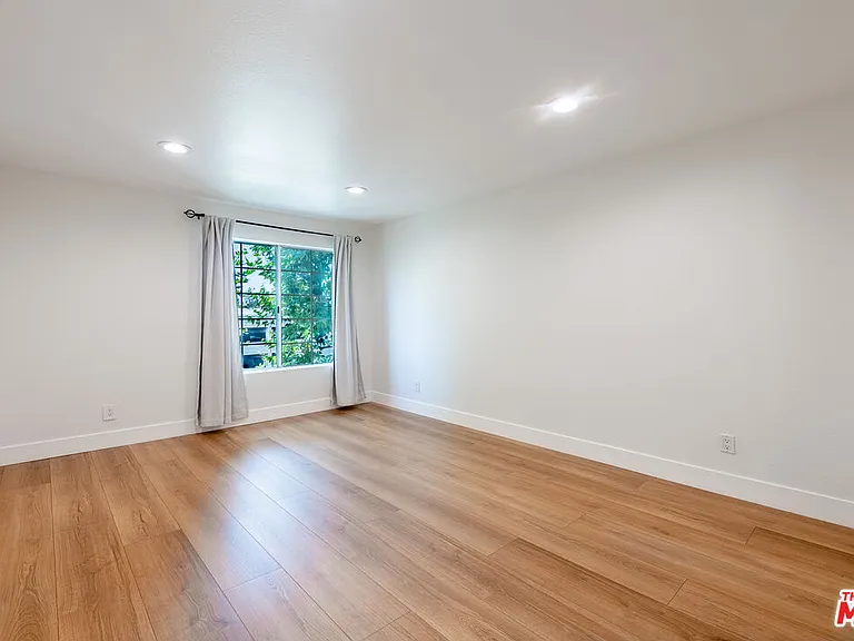 5500 Owensmouth Ave #328 — Photo 10