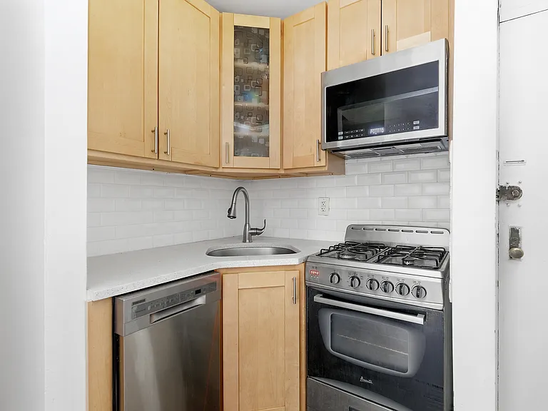 229 E 29th St #5C — Photo 5