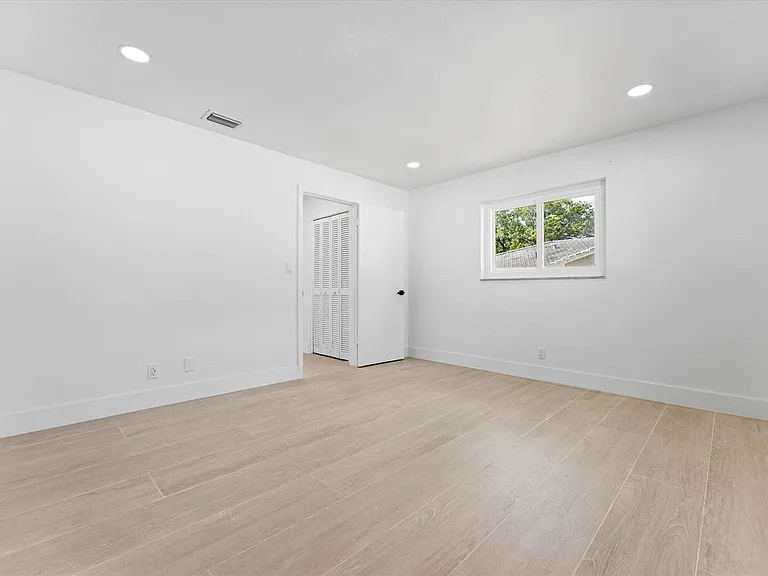 1540 NW 10th St — Photo 22