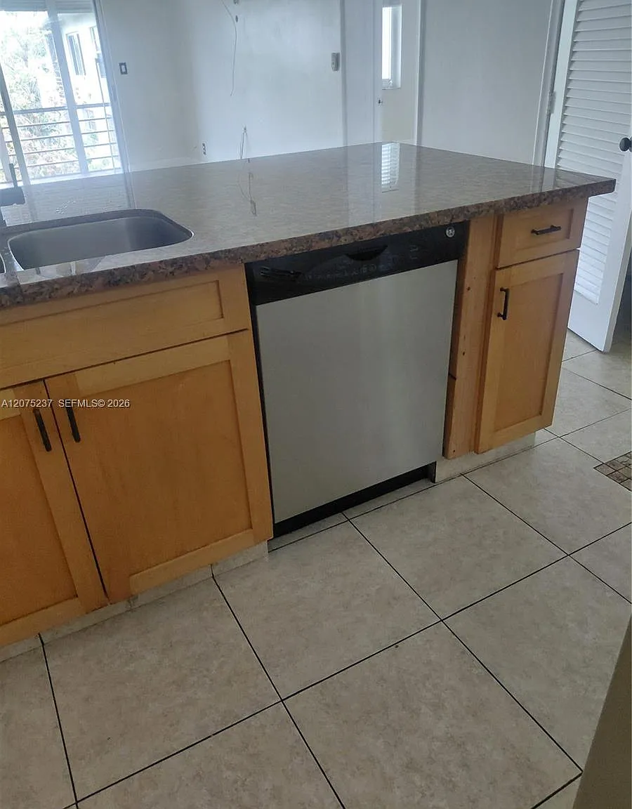 Berkeley Manor Condo — Photo 3