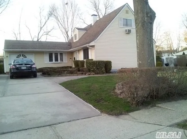 56 Julie Cres, Central Islip, NY 11722