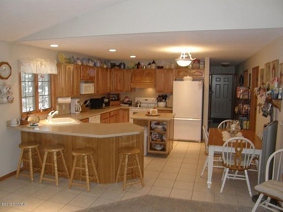 5th image of 150 E Oak St