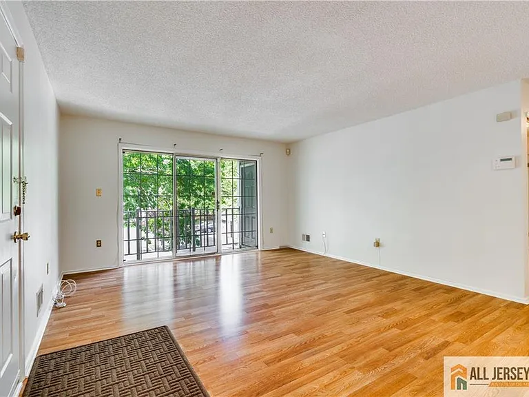 35 Brighton Way — Photo 1