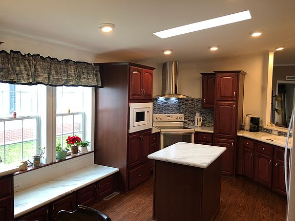 2nd image of 4553 Leytonstone Ave