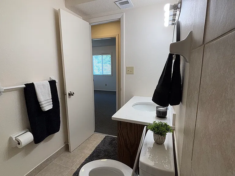 2727 S Sterling Ave #G — Photo 14