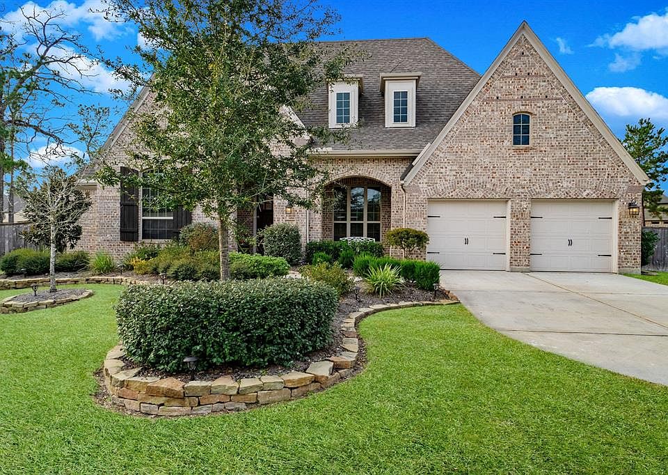 Welcome to 113 Little Ivy, situated at the end of a cul-de-sac with pool/spa, a three car garage and all the bells and whistles.