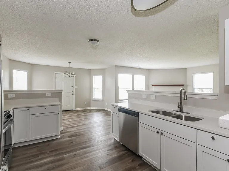 5978 N Rockingham Ln — Photo 8