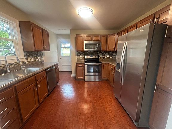 5th image of 406 Walker St