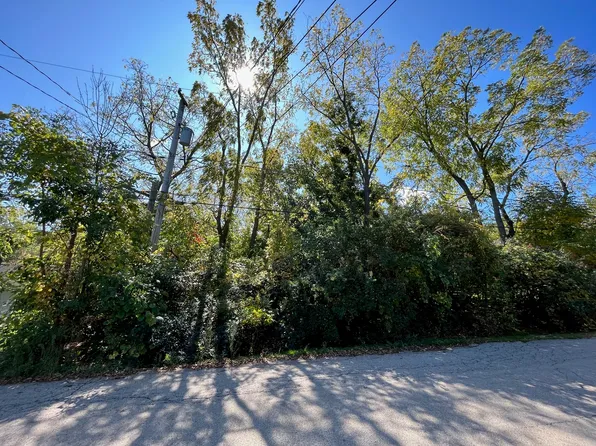 305 Bayshore Dr, Lake Bluff, IL 60044