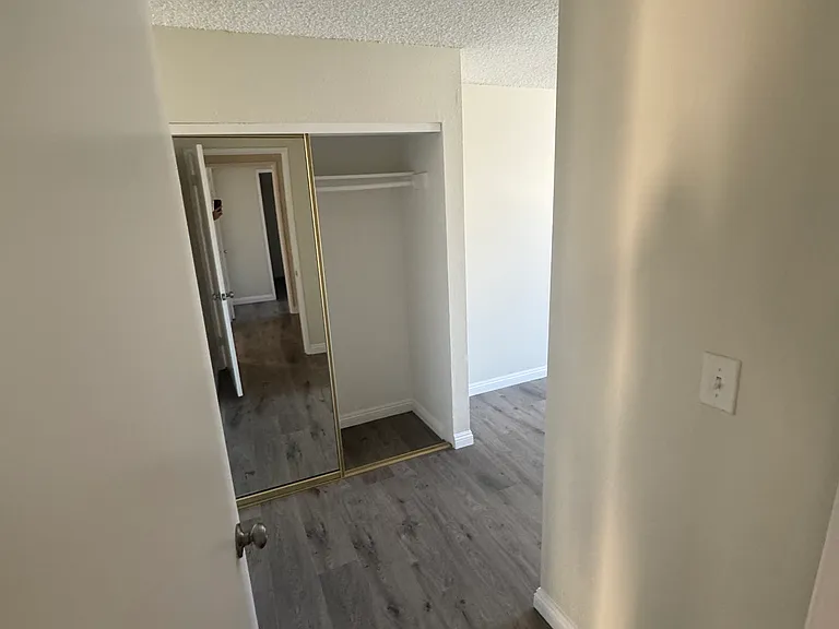 1129 Irving Ave #9 — Photo 10