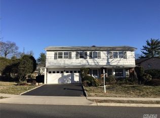 31 Ridge Rd, Albertson, NY 11507