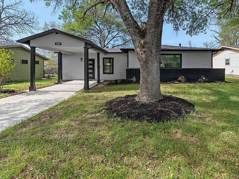 1307 Yorkshire Dr — Photo 1