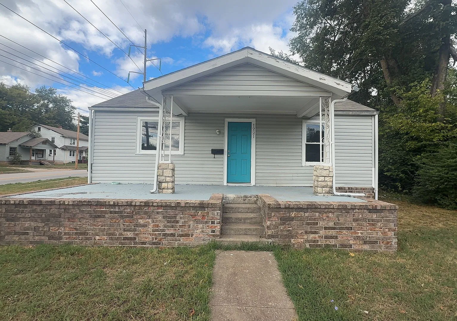2 Bedroom, 1 Bath Home with Detached 1 Car Garage — Photo 1