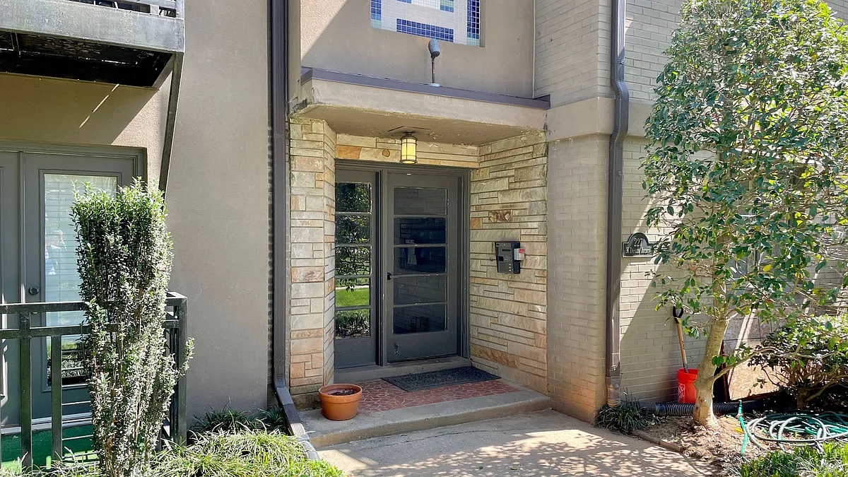 Photo 2 of 23 - 227 N Dotger Ave #E15 - Charlotte, NC Building Photo - 227 N Dotger Ave #E15