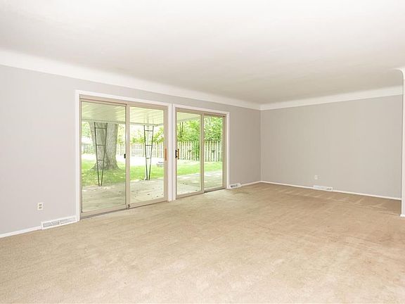 5th image of 372 Royal Oak Blvd