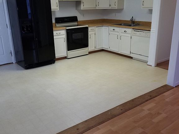 Main level eat-in kitchen.