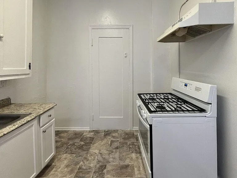 BU1 - 501 Burlington Apts — Photo 8