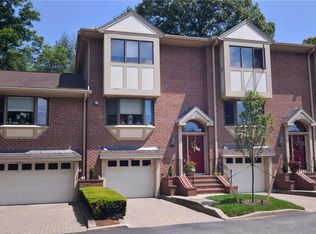 202 Dean Ridge Ct, Cranston, RI 02920