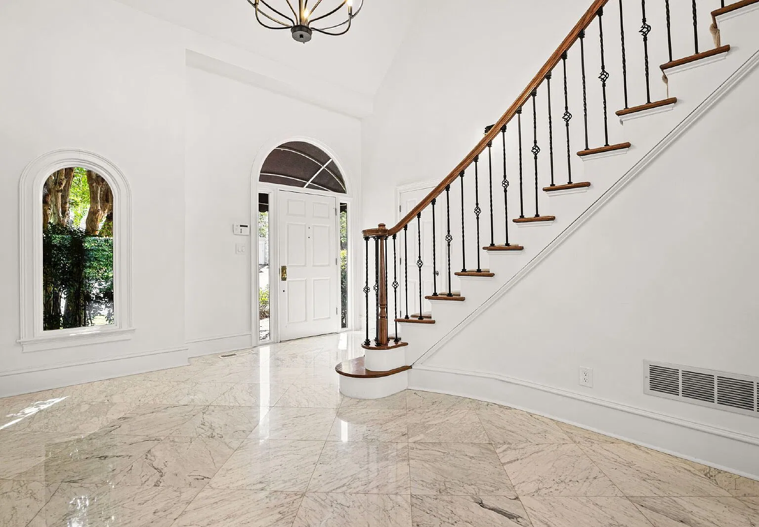 3 bed, 4.5 bath, 5804 sqft, $6,300 — Photo 2
