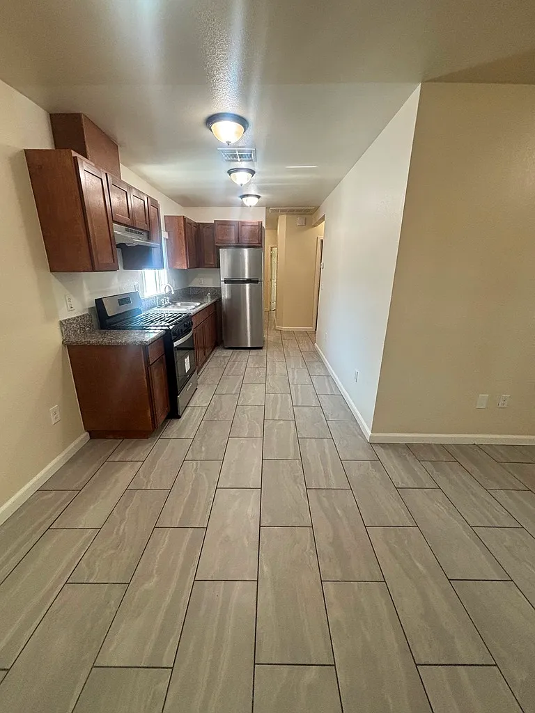 3 bed, 853 sqft, $3,300 — Photo 3