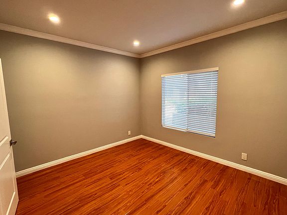5th image of 2915 Montrose Ave APT 332