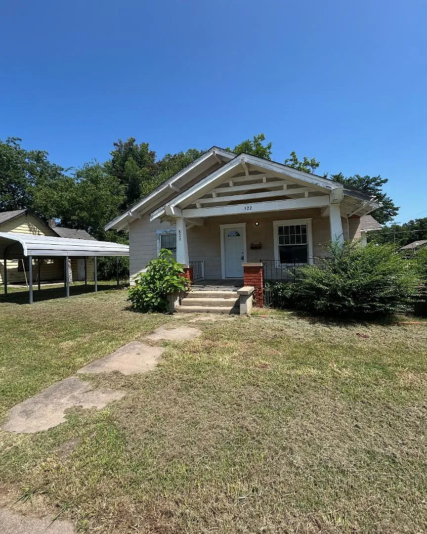 522 E Maple St — Photo 1