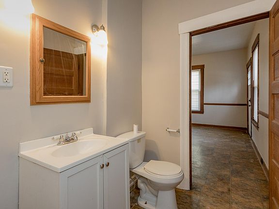 4th image of 979 Fischer St #1