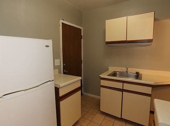 4th image of 821A W Cornelia Ave APT 212