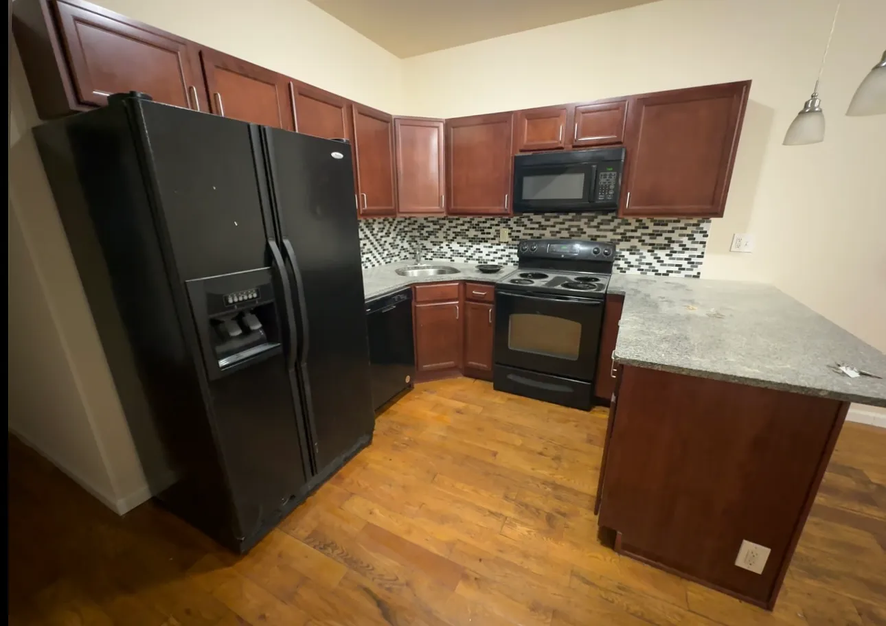 4 bed, 2817 sqft, $1,800 — Photo 2
