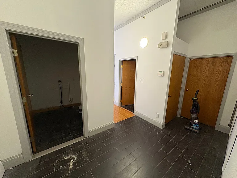 110 W Summit Hill Dr — Photo 25