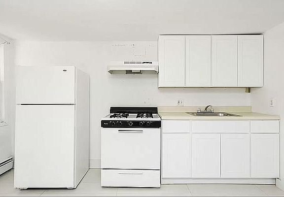 2nd image of 210 Spencer St