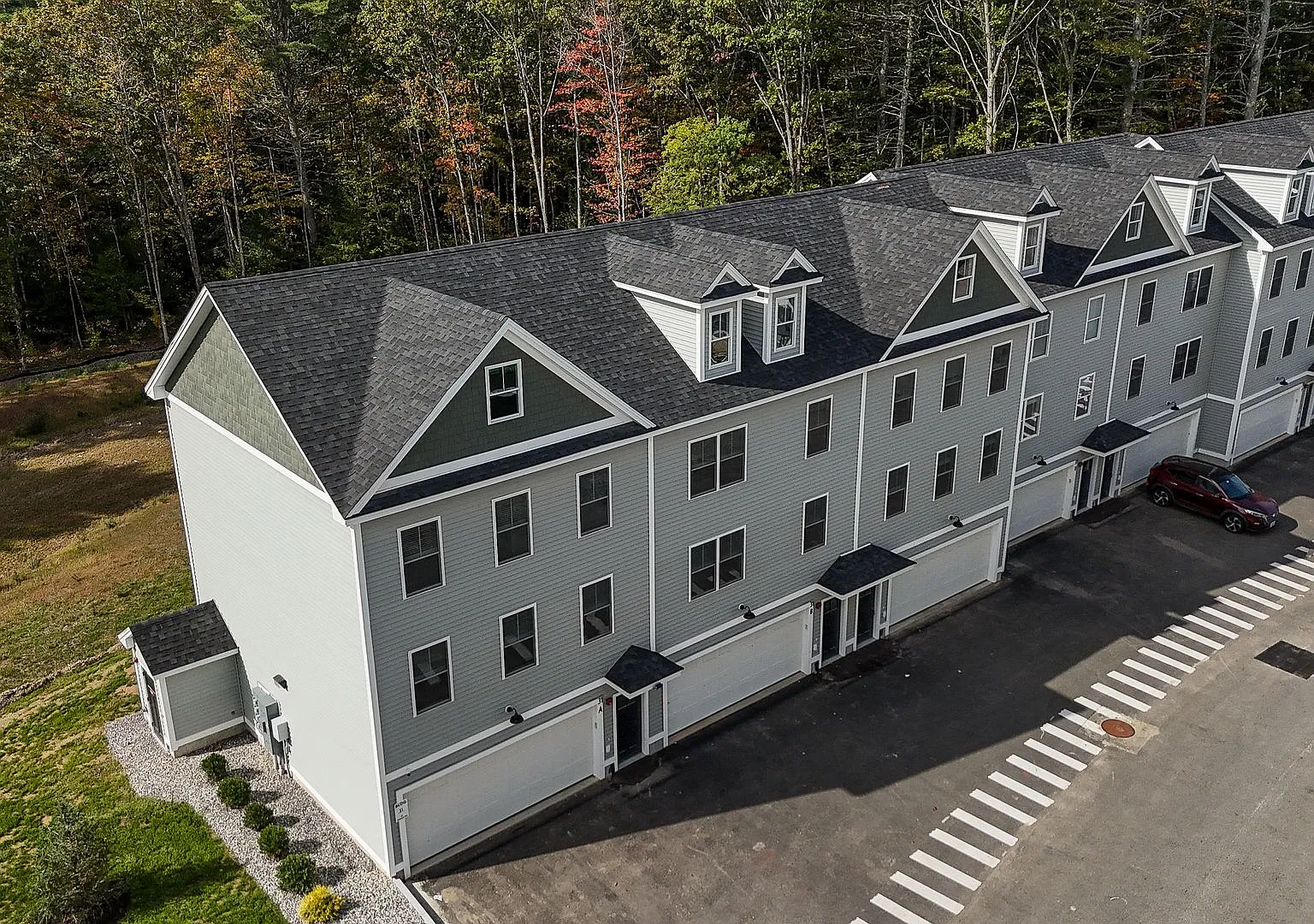 Bayberry Commons- 3 Bedroom 2.5 Bath Townhomes with 2 Car Garage — Photo 3