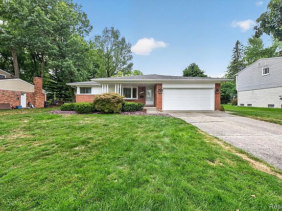 3rd image of 33237 Hampshire Rd