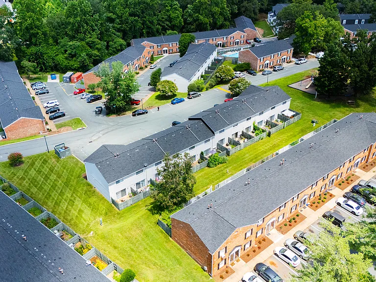Blue Ridge Crossing Apartments & Townhomes — Photo 27