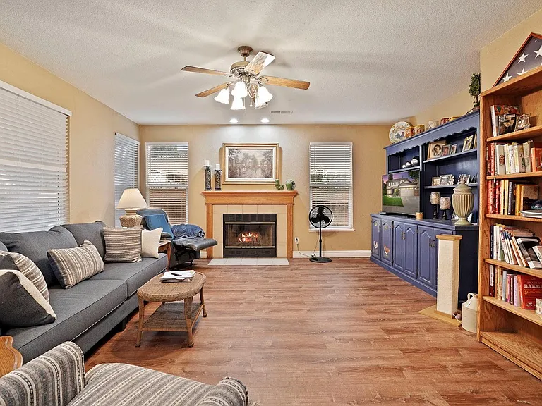 549 Glenbriar Cir — Photo 13