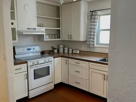 3rd image of 350 E Cottonwood Street