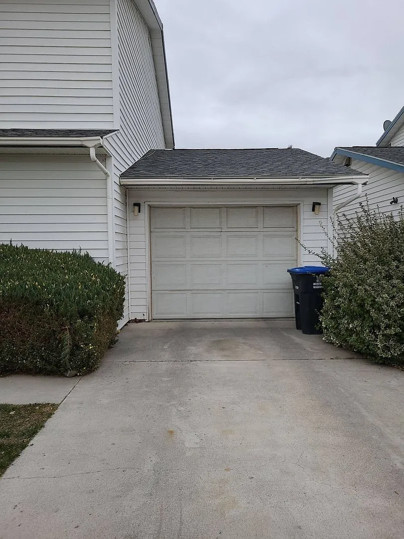 1301-1303 Shaker Pl — Photo 2