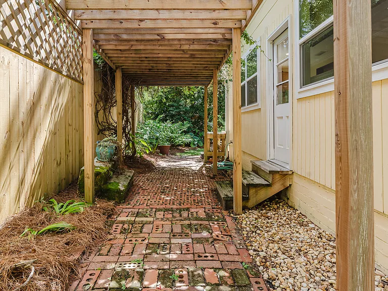 121 Redfern Dr — Photo 22