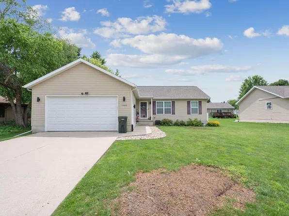 1402 Springbrook Dr, Cedar Falls, IA 50613