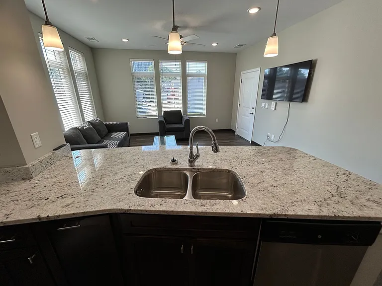 302 E Clark St — Photo 33