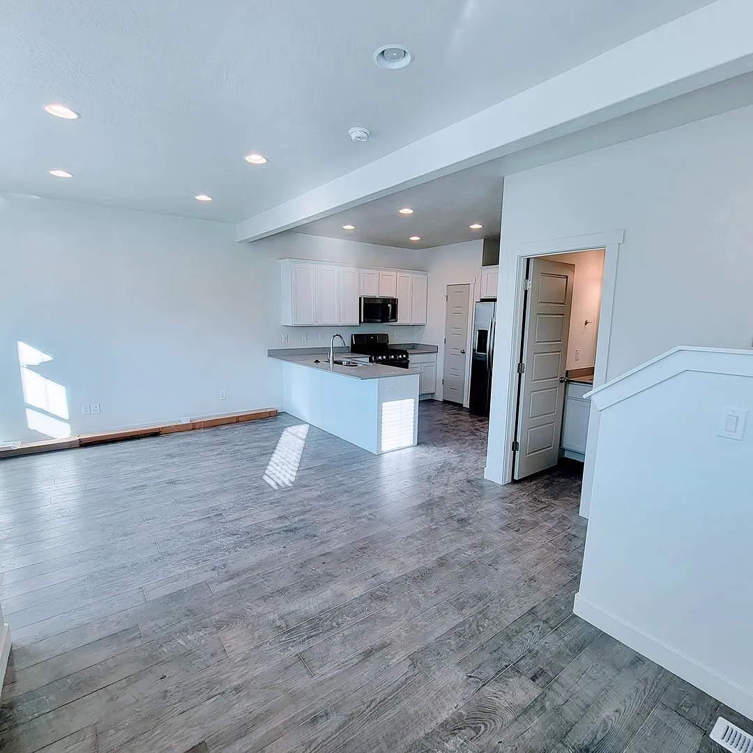 Incredible Ivory Townhome!! — Photo 4