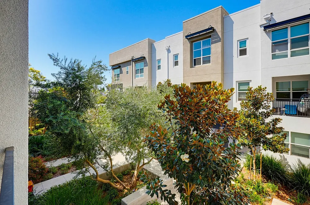 3 bed, 3.5 bath, 1895 sqft, $5,200 — Photo 4