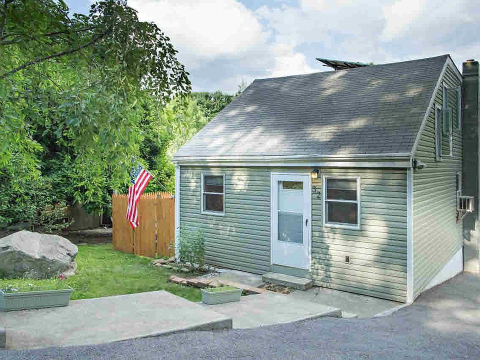1st image of 32 Beekman Dr