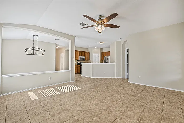 4 bed, 2.0 bath, 1912 sqft, $2,045 — Photo 3