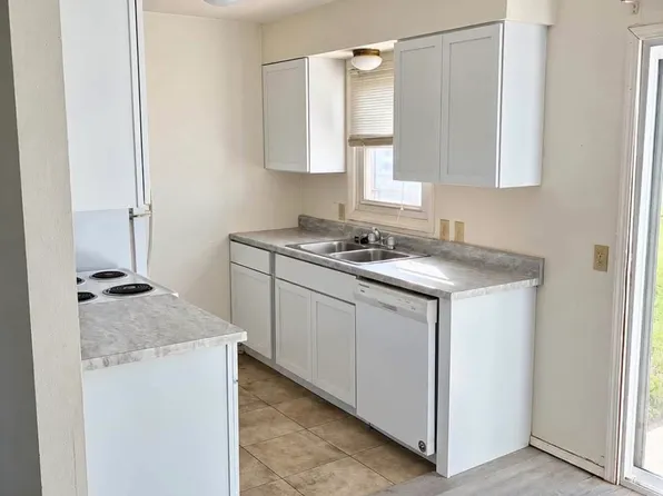 500 Curry Ln APT 103, Medicine Lodge, KS 67104
