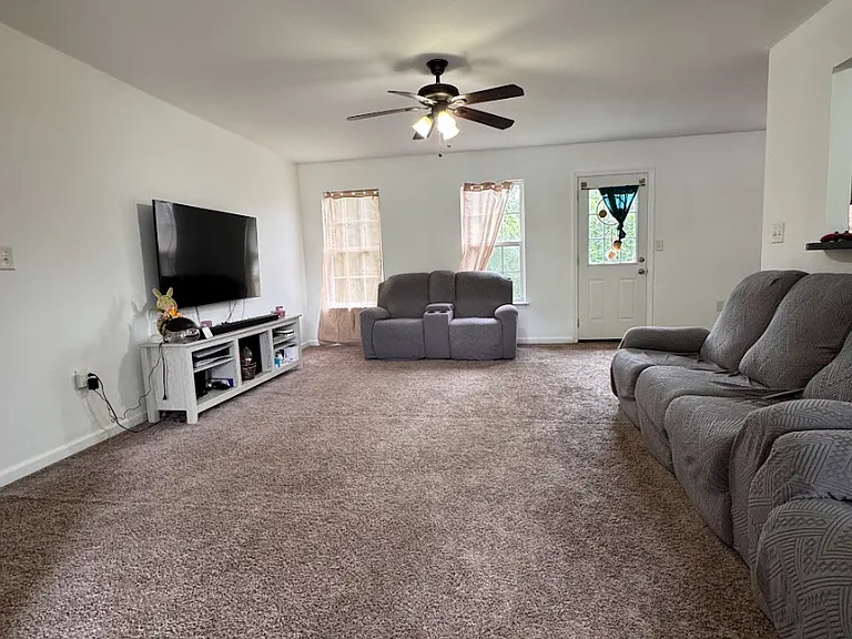 134 Lacey Ln — Photo 2