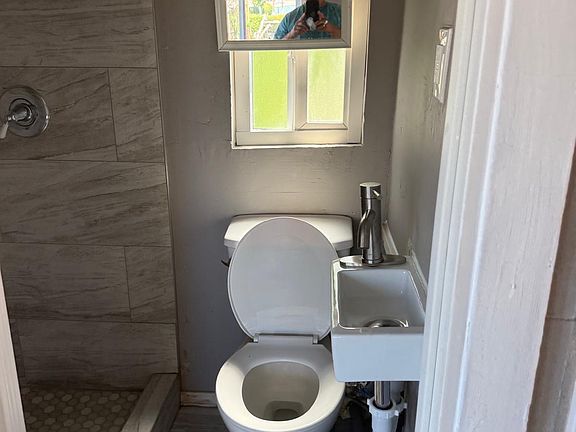 5th image of 2029 Flower St #3/4