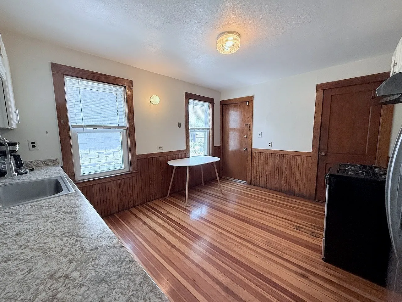 4 bed, 1.0 bath, 1425 sqft, $3,700 — Photo 4
